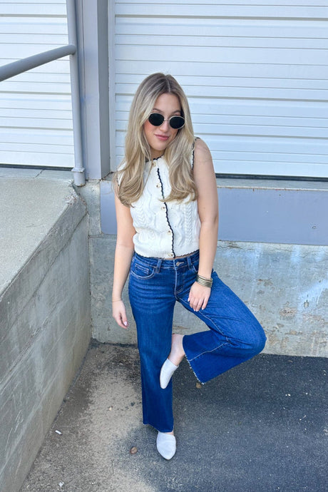 SLEEVELESS CROP VEST