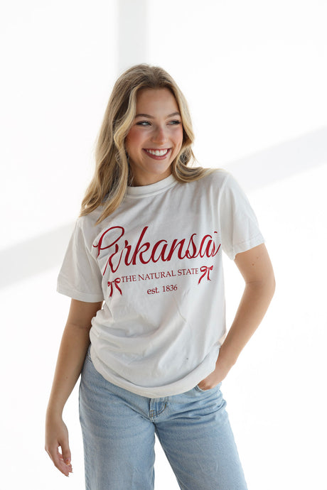 WHITE UNIVERSITY OF ARKANSAS EST. BOWS TEE