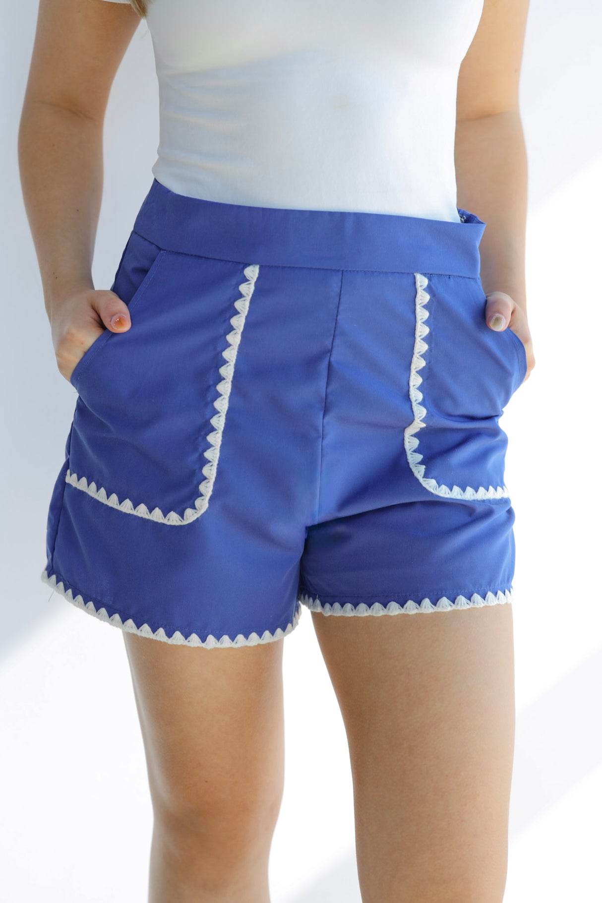 SCALLOP PIPED DETAIL SHORT