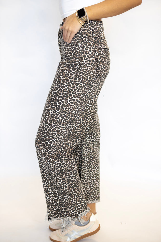 HIGH RISE LEOPARD BARREL JEAN