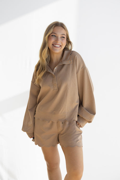 SCALLOP HEM DRAWSTRING SHORT