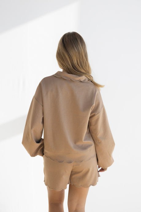 SCALLOP HEM COLLAR SWEATER