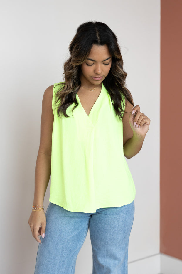SOLID SLEEVLESS TUCKED TOP