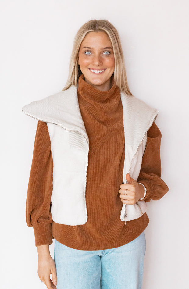 SLEEVELESS ZIP SHERPA