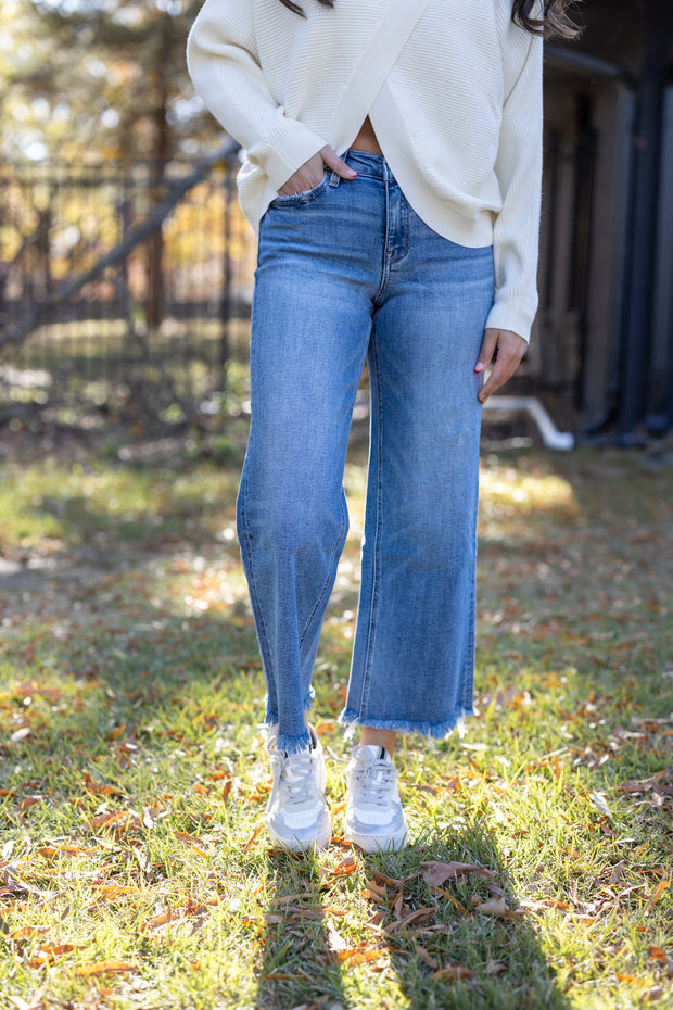 ESSENTIAL HIGH RISE CROP WIDE JEAN