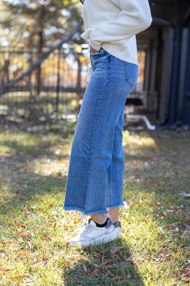 ESSENTIAL HIGH RISE CROP WIDE JEAN